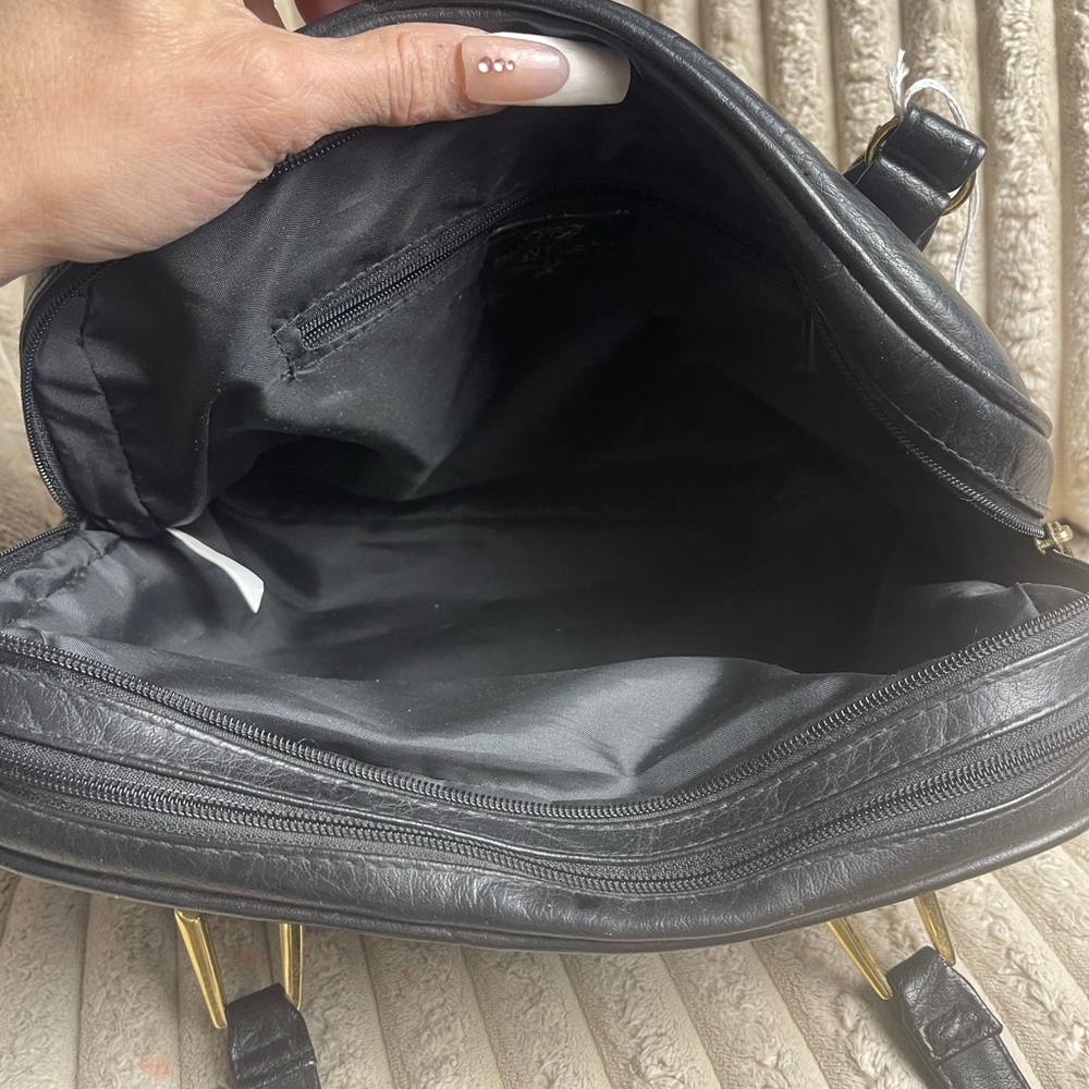 Sophisticated Black Leather Shoulder Bag - Picture 7 of 10